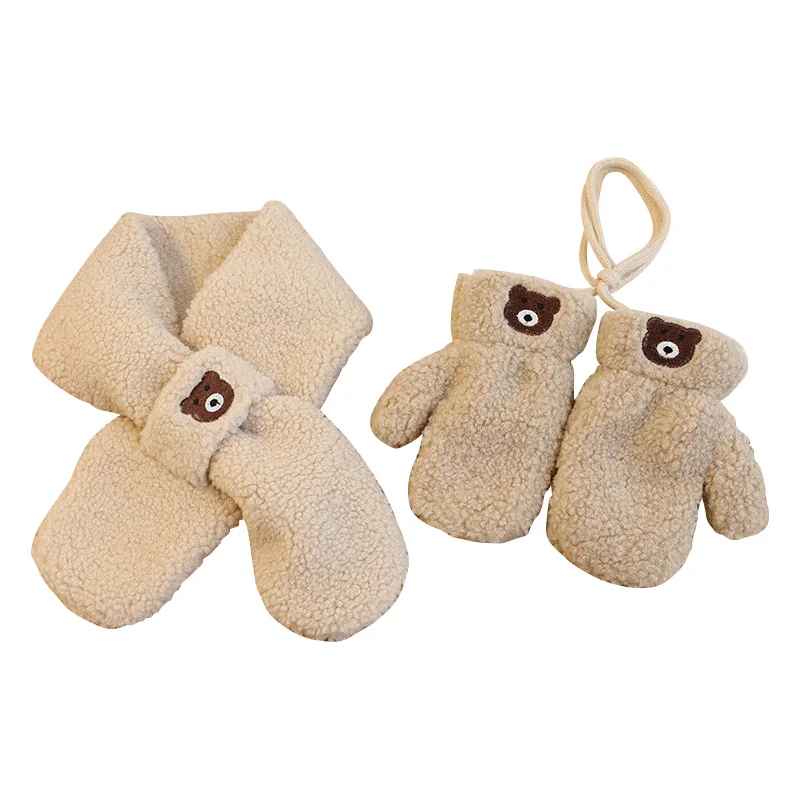 Vinterset Barn – Fleecevantar & Halsduk med Björn Beige